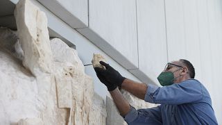 Συντηρητής του Μουσείου της Ακρόπολης τοποθετεί Παρθενώνειο θραύσμα, κατά τη διάρκεια της τελετής απόδοσης 10 Παρθενώνειων θραυσμάτων από το Εθνικό Αρχαιολογικό Μουσείο