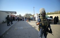 الشرطة العراقية تحرس مركزا للاقتراع خلال الانتخابات البرلمانية في النجف، الأحد 10 أكتوبر 2021.