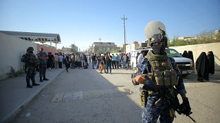 الشرطة العراقية تحرس مركزا للاقتراع خلال الانتخابات البرلمانية في النجف، الأحد 10 أكتوبر 2021.