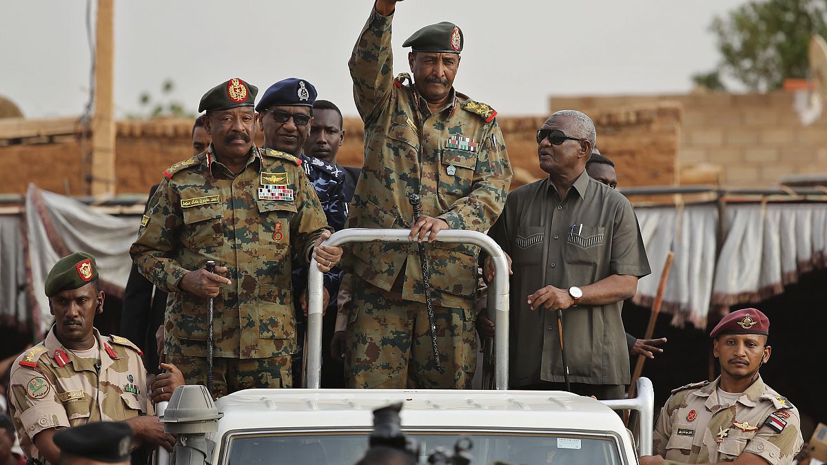 الفريق أول عبد الفتاح البرهان، يلوح لمؤيديه فور وصوله لمنطقة أم درمان في غرب الخرطوم، السودان.