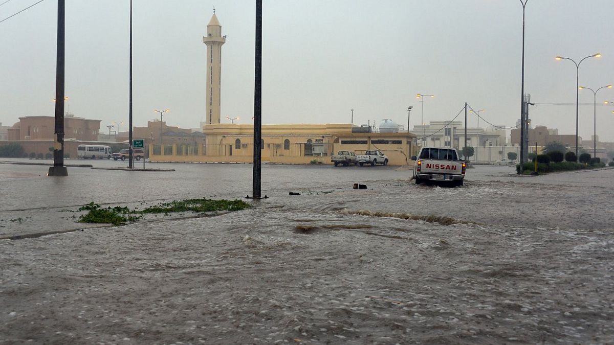 سيارة تسير في شارع غمرته المياه بمدينة الرياض، بالمملكة العربية السعودية. 