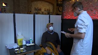 شاهد: الملاهي الليلية في برلين تشارك بحملة التطعيم ضد كوفيد-19