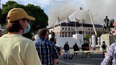Στις φλόγες το εμβληματικό κτήριο του Κοινοβουλίου της Ν. Αφρικής