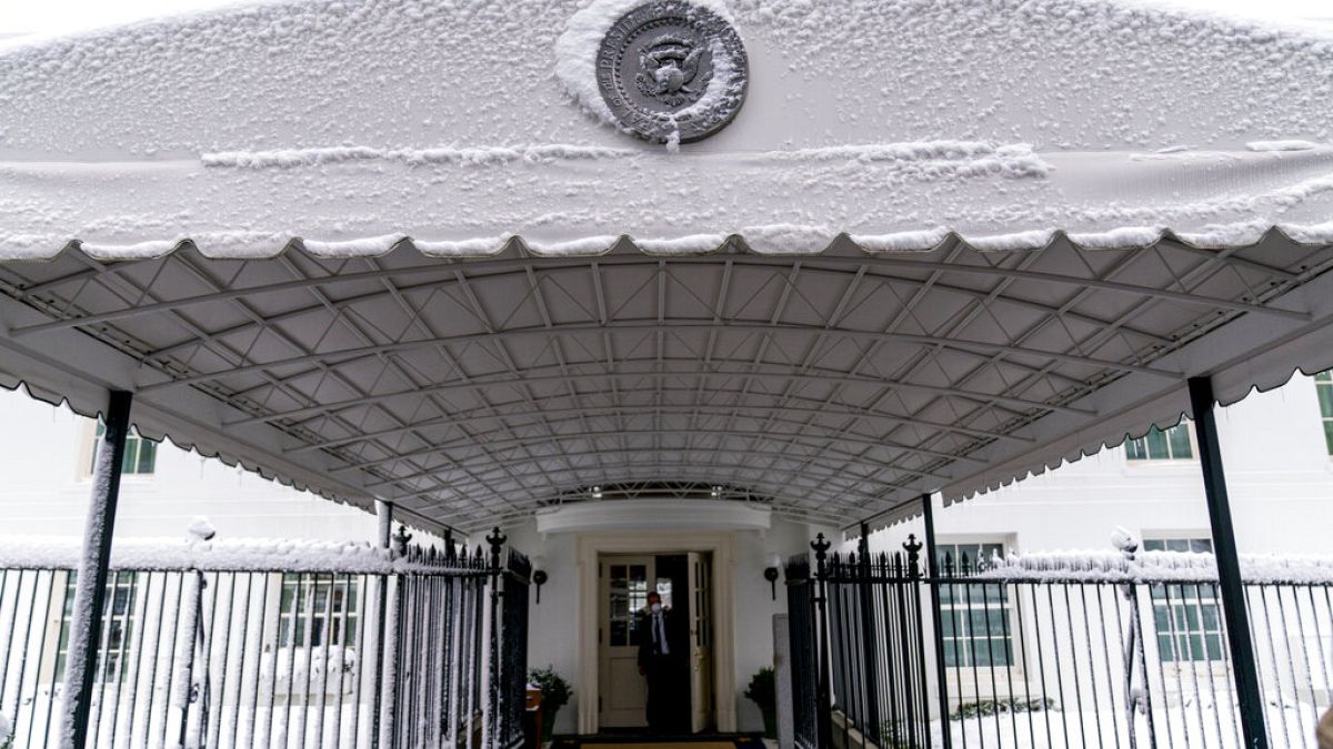 La nieve es visible en el sello presidencial sobre la entrada al ala oeste de la Casa Blanca en Washington, el lunes 3 de enero de 2022.
