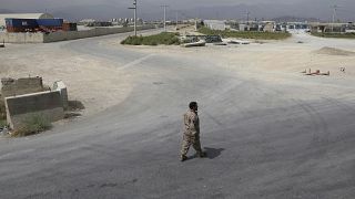 Афганский военнослужащий около базы Баграм, где находится тюрьма, 5 июля 2021 года