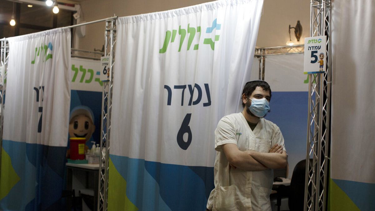 Un professionnel de santé attend pour injecter une dose de vaccin anti covid, le 15 aout 2021, Jérusalem