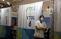 Un professionnel de santé attend pour injecter une dose de vaccin anti covid, le 15 aout 2021, Jérusalem