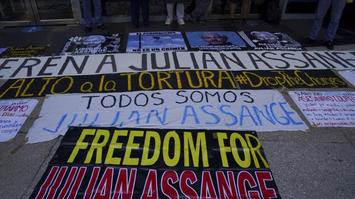 Julian Assange; Mexico