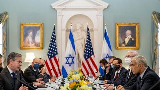 وزير الخارجية الأمريكي أنتوني بلينكن ونظيره الإسرائيلي يائير لابيد يتحدثان خلال اجتماع ثنائي في وزارة الخارجية بواشنطن، 13 أكتوبر-تشرين الأول 2021