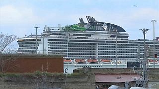 سفينة سياحية تحمل ركاب مصابين بكوفيد في ميناء إيطالي.