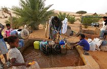 Des nomades pompent de l'eau dans un puits près de la ville de Chinguetti, en Mauritanie, 2007