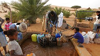 Des nomades pompent de l'eau dans un puits près de la ville de Chinguetti, en Mauritanie, 2007