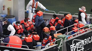 Предполагаемые нелегальные мигранты на борту корабля британской береговой охраны в порту Дувра 13 августа 2021