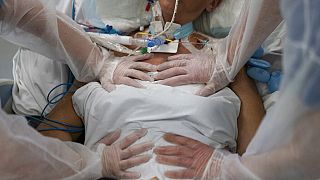 Behandlung einer Covid-Patientin in Marseille: Die Krankenhäuser in der Region sind an der Belastungsgrenze, Patient:innen werden in andere Regionen verlegt.