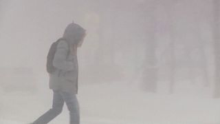 شاهد: عاصفة ثلجية ضخمة تتسبب في تأخير الرحلات وتعيق حركة المرور في منطقة سخالين الروسية