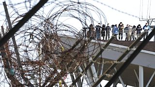 Az északot déltől elválasztó demilitarizált övezet szögesdrót akadályainak egy része - háttérben a dél-koreai kilátó a határ mellett