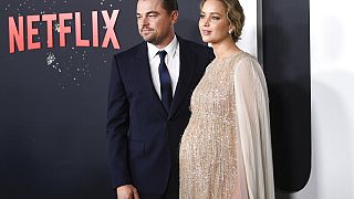 Jennifer Lawrence und Leonardo DiCaprio spielen die Hauptrollen in der US-Satire "Don't Look Up", die zum Jahresende auf Netflix startete.