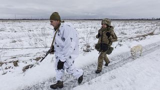 جنود أوكرانيون يسيرون قرب منطقة دونيتسك ، أوكرانيا، الأحد ، 3 يناير. 2 ، 2022.