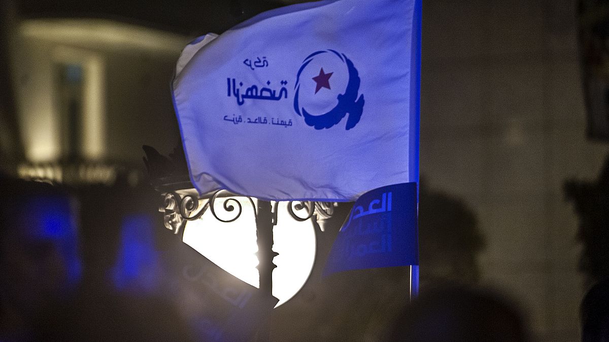 متظاهر يرفع علم حزب النهضة الإسلامي في تونس. 
