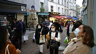 Fußgänger in einer Straße in Paris, 31.12.2021