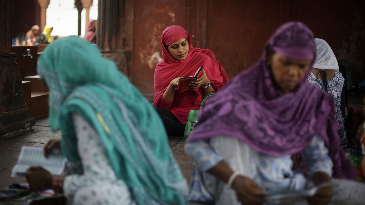 نساء هنديات يقرأن القرآن في مسجد نيودلهي، الهند.