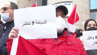 رفع المتظاهرون لافتات منها كتب عليها "السياحة تحتضر"
