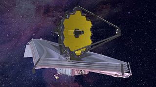 Vue d'artiste du télescope James Webb avec les 5 couches de son bouclier thermique déployés