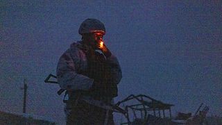 Fegyveres konfliktus Kelet-Ukrajnában - egy dohányzó katona (illusztráció)