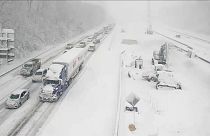 طريق مغطى بالثلوج في فرجينيا