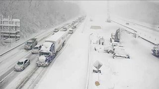 طريق مغطى بالثلوج في فرجينيا