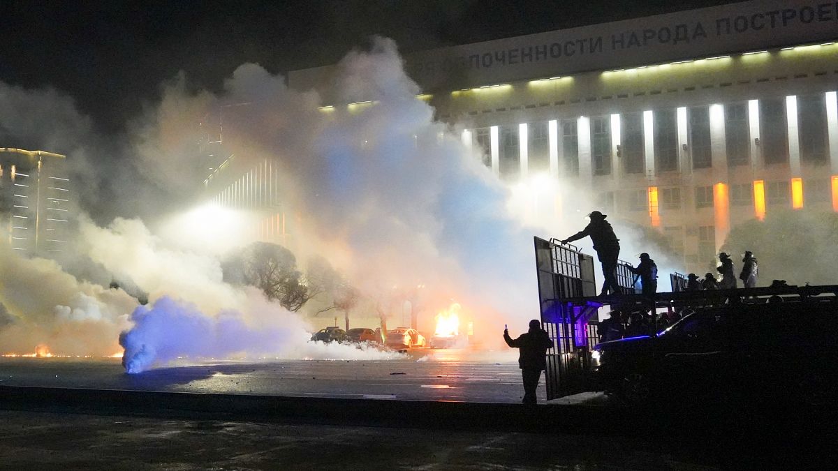 الشرطة تطلق الغاز المسيل للدموع على المتظاهرين وسط مدينة ألماتي 
