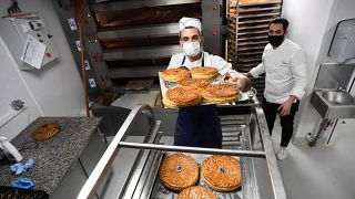 Konditor Jeffrey Cagnes und ein Bäcker nehmen in der Konditorei Stohrer, der ältesten in Paris, den traditionellen Dreikönigskuchen aus dem Ofen.
