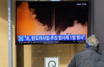 یک شهروند کره جنوبی تصاویر آرشیوی شلیک موشک کره شمالی را نگاه می‌کند