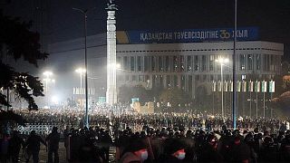 تجمع بزرگ معترضان در آلماتی، بزرگترین شهر قزاقستان