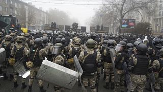 الشرطة الكازاخية في موادهة المتظاهرين في ألماتي. 05/01/2022