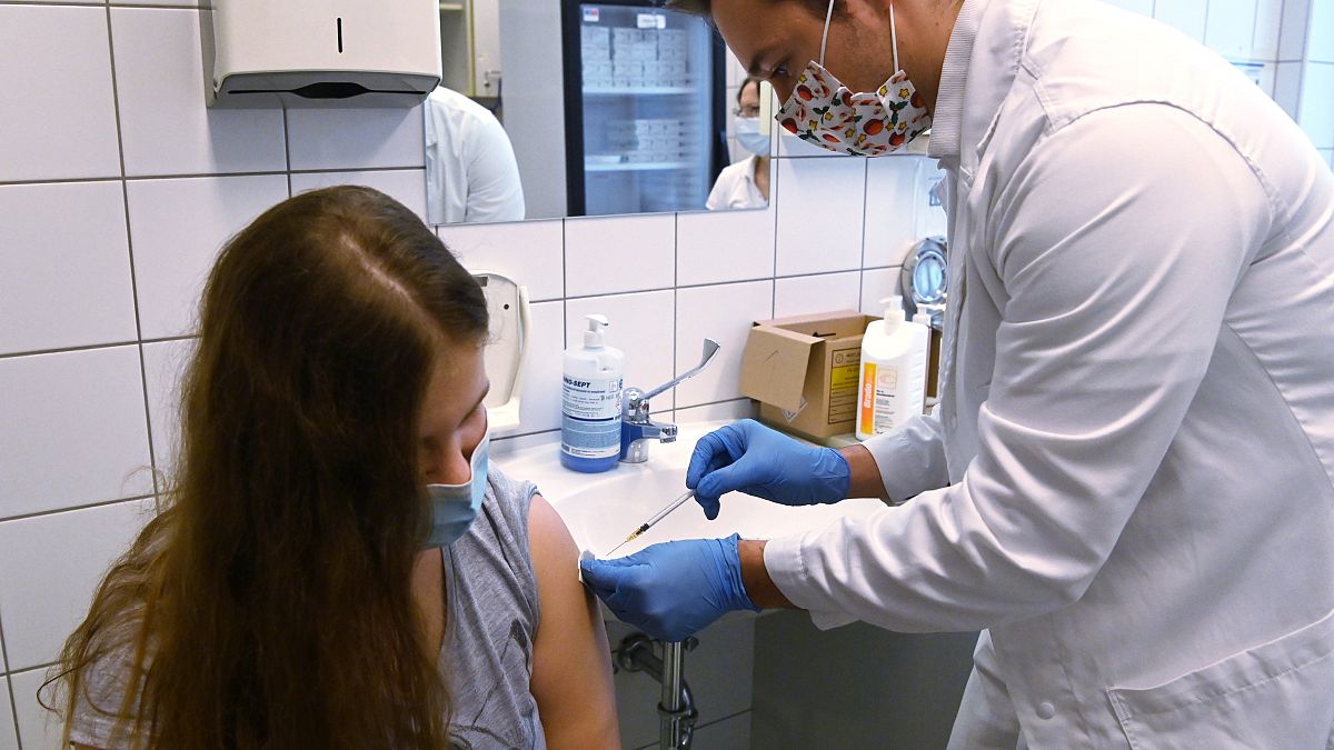 Beoltanak egy lányt a német-amerikai fejlesztésű Pfizer-BioNTech koronavírus elleni oltóanyag, a Comirnaty-vakcina második adagjával Budapesten, a Honvédkórház oltópontján 202