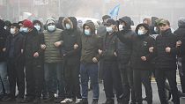 Kazak protestocular zamlara tepki gösterdi