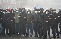 Kazak protestocular zamlara tepki gösterdi