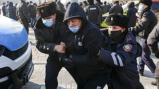 Des policiers du Kazakhstan détiennent un manifestant lors d'un rassemblement de l'opposition à Almaty, au Kazakhstan, dimanche 10 janvier 2021