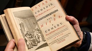 "Der Geizige" - eine Aufnahme der zweisprachigen Anthologie von 1732 fotographiert in der Bibliothek der Comedie Francaise