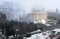 Rauch dringt aus dem Bürgermeisteramt in Almaty