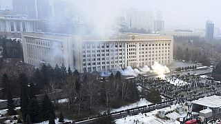 Rauch dringt aus dem Bürgermeisteramt in Almaty