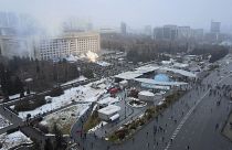 Дым поднимается над зданием городской администрации Алма-Аты 5 января 2022