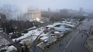 Дым поднимается над зданием городской администрации Алма-Аты 5 января 2022