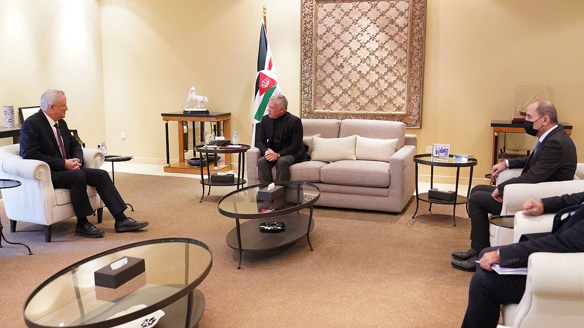 العاهل الأردني يستقبل وزير الدفاع الإسرائيلي بيني غانتس في عمان بحضور وزير الخارجية الأردني أيمن الصفدي 