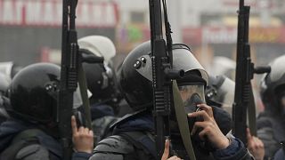 ضباط شرطة مكافحة الشغب في مواجهة مظاهرة في ألماتي، كازاخستان. 2022/01/05