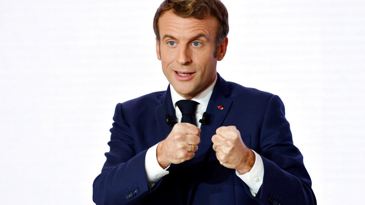 El presidente francés, Emmanuel Macron, gesticula con los puños durante una rueda de prensa