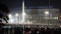 Kazakistan'ın eski başkenti ve ülkenin en büyük şehri Almatı'da protestocularla güvenlik güçleri karşı karşıya