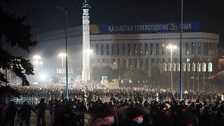 Kazakistan'ın eski başkenti ve ülkenin en büyük şehri Almatı'da protestocularla güvenlik güçleri karşı karşıya