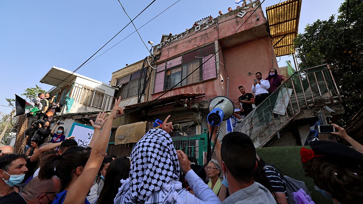 ناشطون فلسطينيون وإسرائيليون خلال مظاهرة ضد طرد العائلات الفلسطينية من منازلها في حي الشيخ جراح الفلسطيني في القدس. 2021/04/16